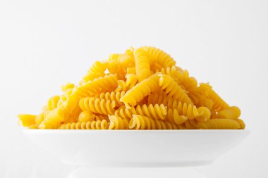 schaal met rauwe pasta