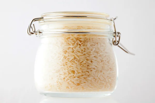 Bouteille avec riz cru — Photo