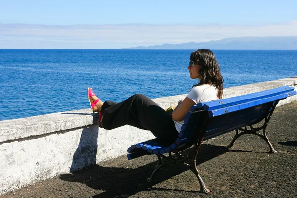 Mädchen ruht sich vor dem Meer aus — Stockfoto