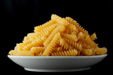 schaal met rauwe pasta