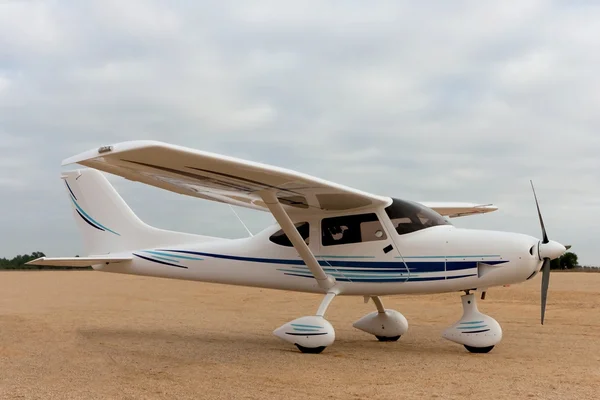 Small airplane in dirt airfield — Stock Photo, Image