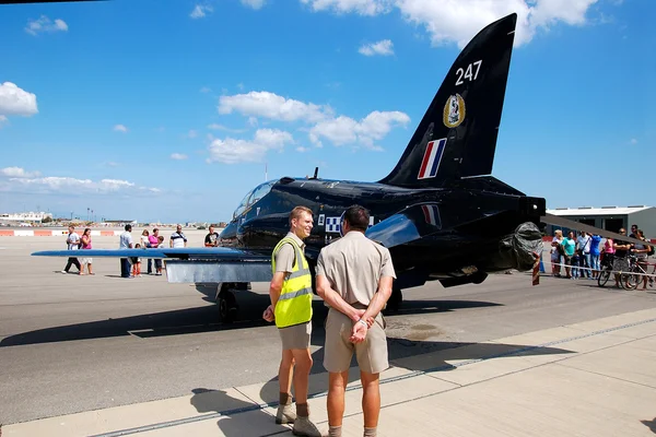 Pilotes de la Royal Air Force près d'un Hawk BAE — Photo