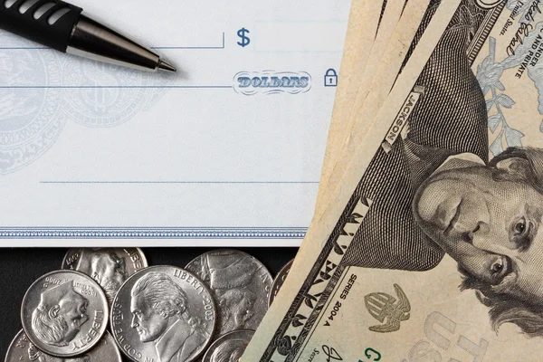 Cheque em branco, caneta e dinheiro — Fotografia de Stock