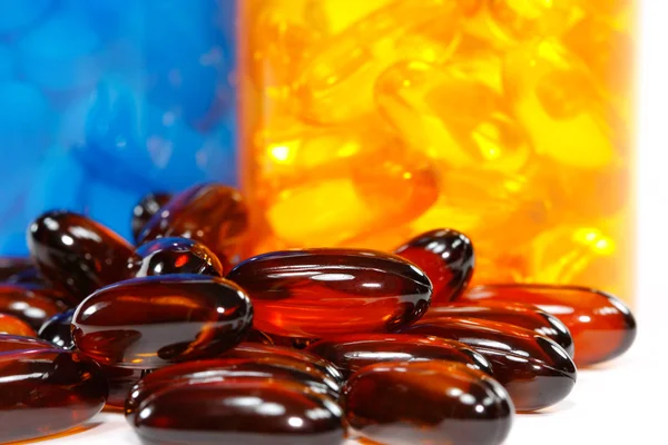Visão macro rasa de pílulas de óleo de linhaça — Fotografia de Stock