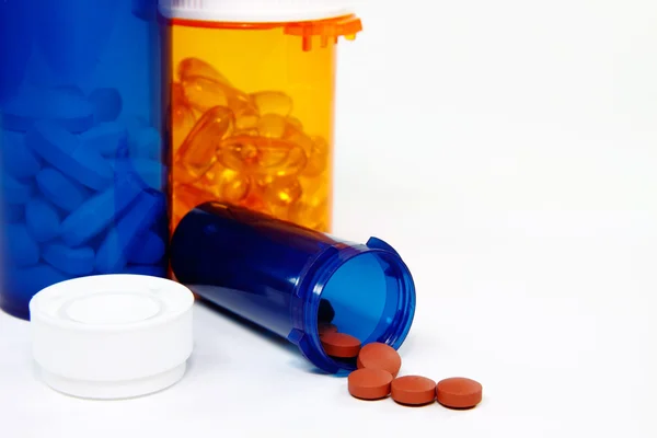 Drie flessen van de pil, een morsen pillen — Stockfoto