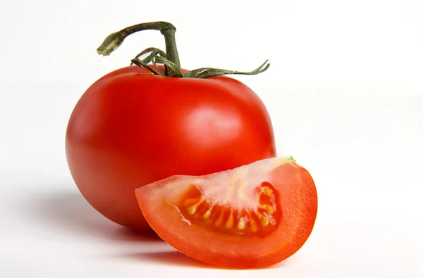 Dwa pomidory na białym tle — Zdjęcie stockowe
