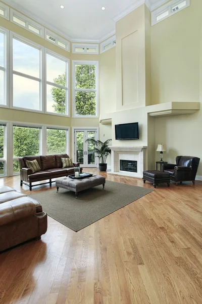 Living room with two story windows — Stock Photo, Image