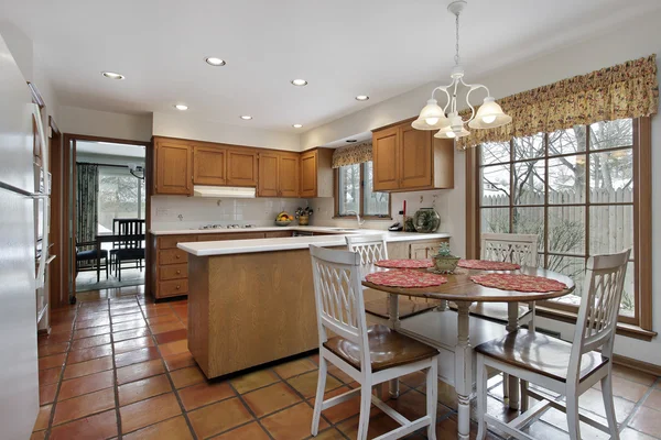 Keuken met terra cotta vloeren — Stockfoto