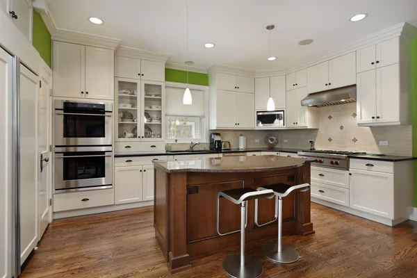 Cucina con mobili bianchi — Foto Stock