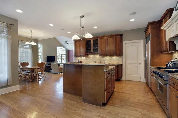 Большая кухня с видом на семейную комнату — стоковое фото