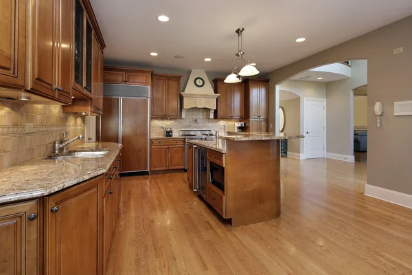 Keuken in gerenoveerd huis — Stockfoto