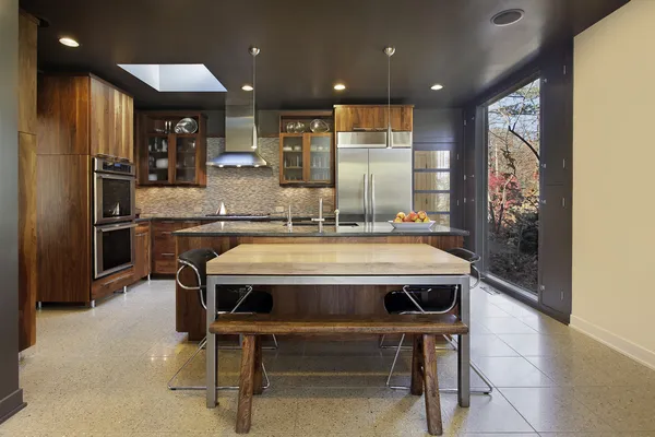Cozinha moderna com grande janela de imagem — Fotografia de Stock