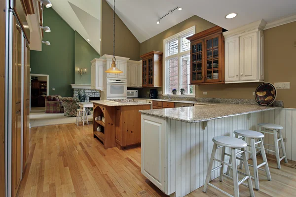 Dapur dengan kayu dan pulau granit — Stok Foto