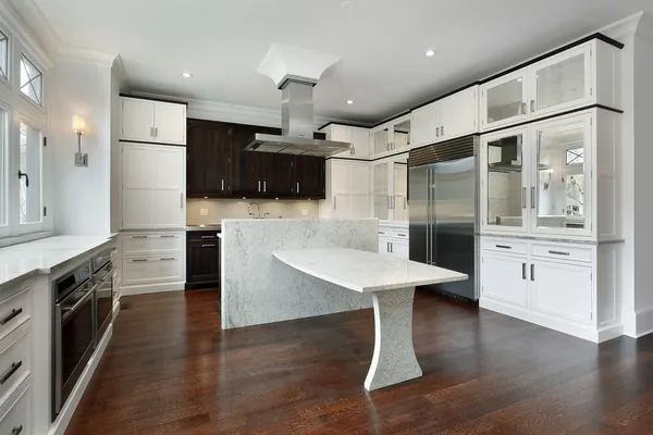 Beyaz dolap ile modern bir mutfak — Stok fotoğraf