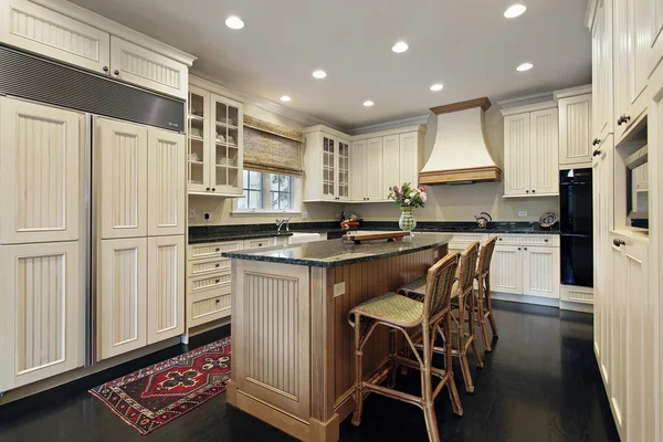 Küche mit Granit und Holzinsel — Stockfoto