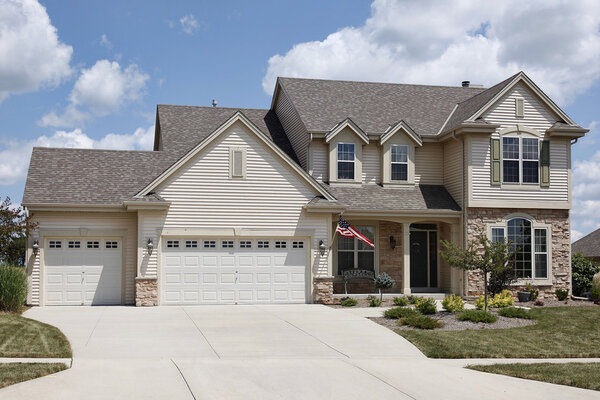 Дом с гаражом на три машины
