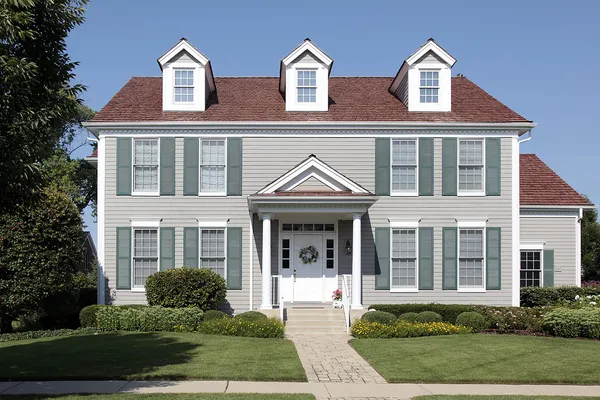 Casa suburbana con persianas verdes — Foto de Stock