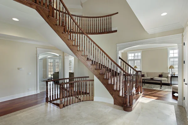 Foyer con escalera curva — Foto de Stock