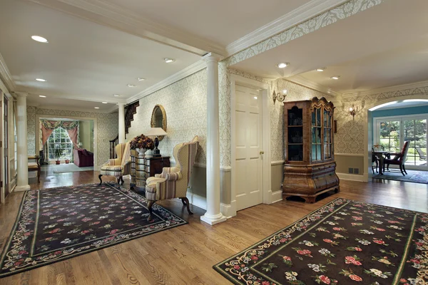Duplo foyer com coluna branca — Fotografia de Stock