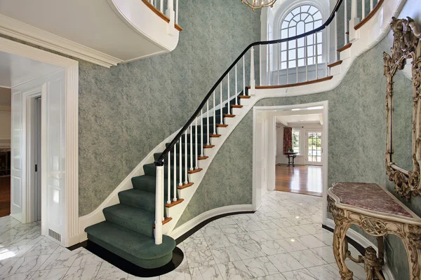 Foyer com escadas verdes — Fotografia de Stock