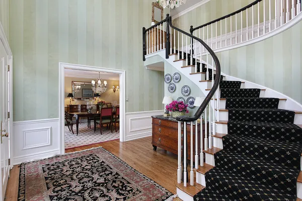 Foyer com escadaria alcatifada — Fotografia de Stock
