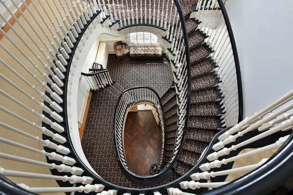 Döner merdiven korkuluk siyah ile — Stok fotoğraf