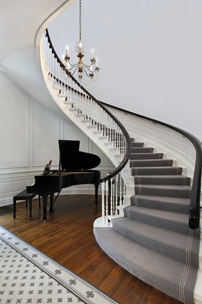 Piyano ile merdiven — Stok fotoğraf