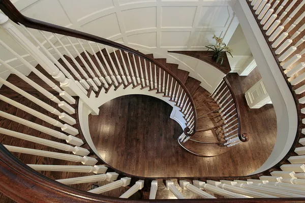 Спиральная лестница с деревянными перилами — стоковое фото
