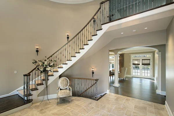 Foyer with curved staircase — Zdjęcie stockowe