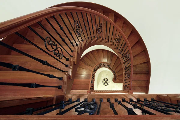 Escadaria em espiral de madeira cereja — Fotografia de Stock