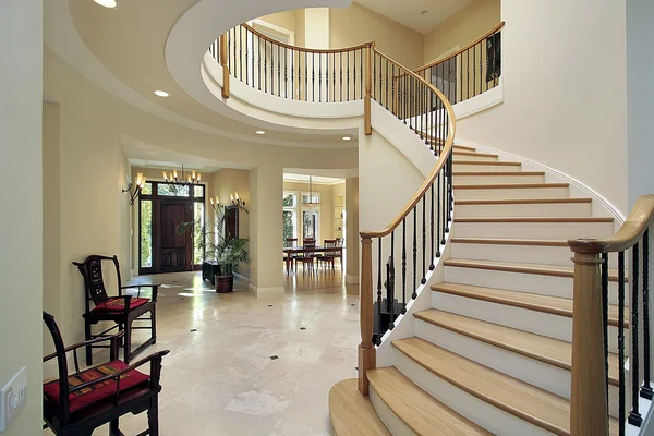 Foyer with curved staircase — Zdjęcie stockowe