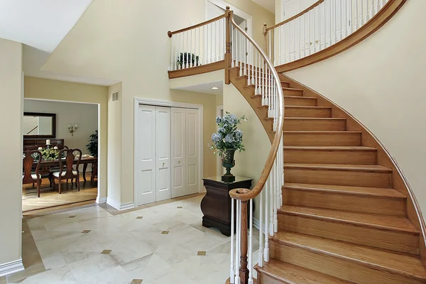 Görbe lépcsőn a szobákhoz — Stock Fotó