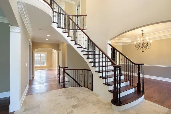 Foyer com escada em espiral — Fotografia de Stock