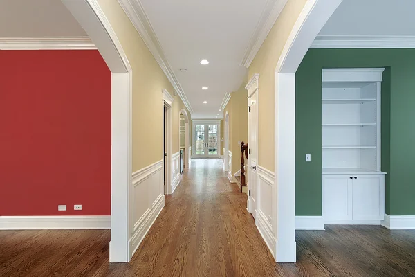 Koridor ve renkli cam duvarlı Odalar — Stok fotoğraf