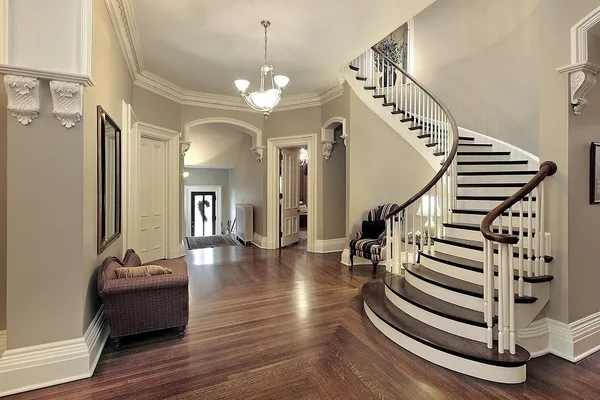 Foyer avec escalier incurvé — Photo