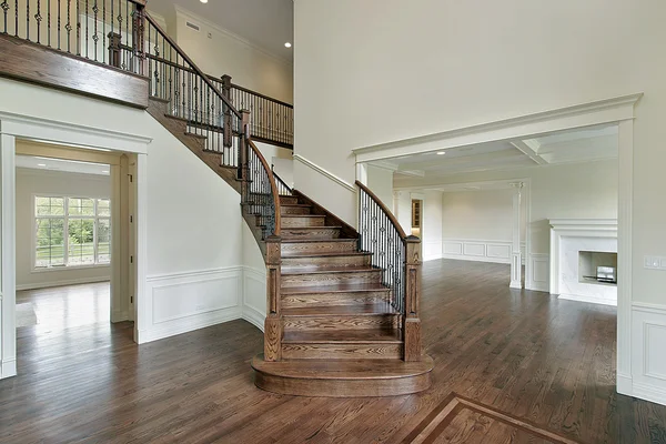 Foyer con escalera de madera — Foto de Stock