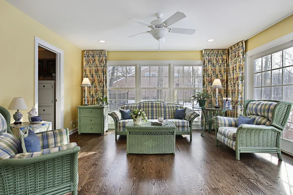 Zon kamer met groene rieten meubels — Stockfoto