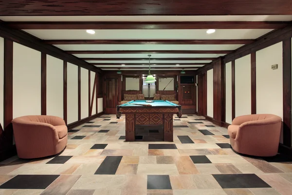 木製の梁天井とプールの部屋 — ストック写真
