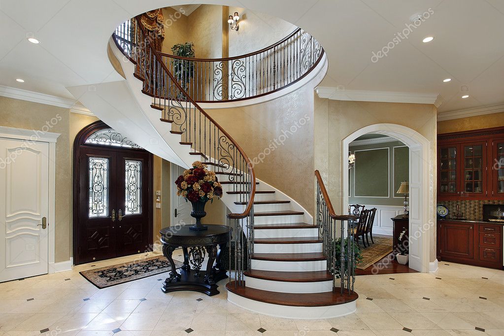 В холе. Красивые лестницы. Лестница в доме. Лестница в коттедже. Лестница в загородном доме.