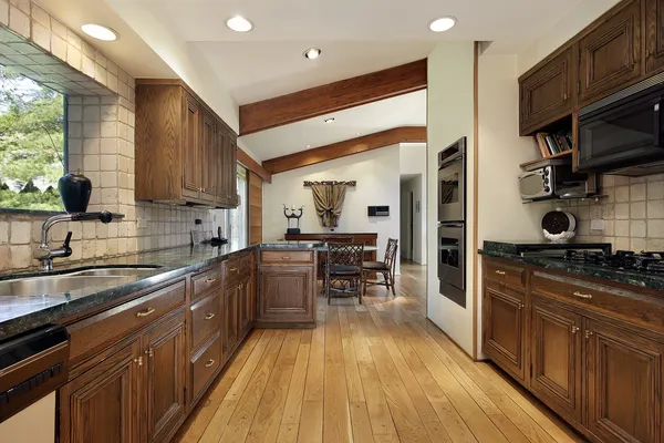 Küche mit Holzmöbeln — Stockfoto
