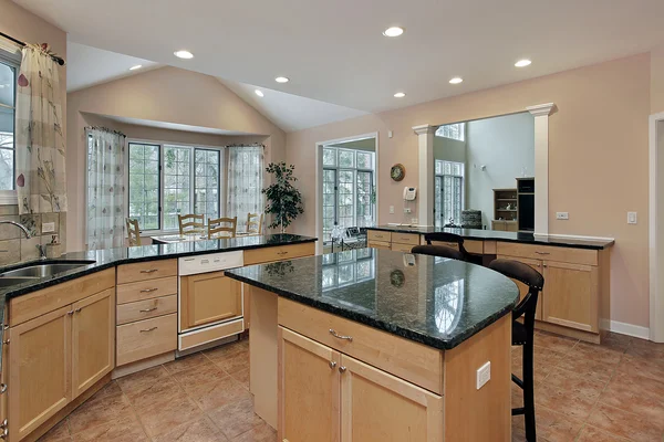 Cozinha com mármore ilha superior — Fotografia de Stock