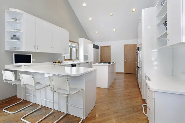 Küche mit weißen Schränken — Stockfoto