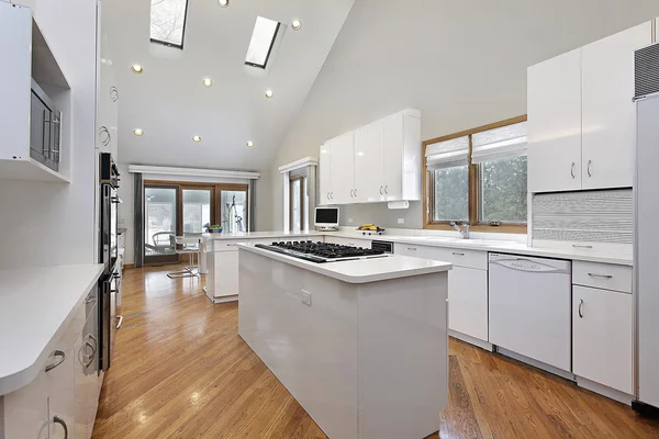 Luxe keuken met witte kasten — Stockfoto