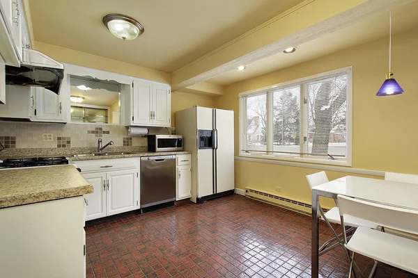 红色瓷砖地板的厨房 — 图库照片