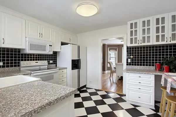 Küche mit Schachbrettboden — Stockfoto