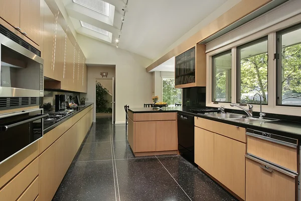 黑色斑点地板的厨房 — 图库照片