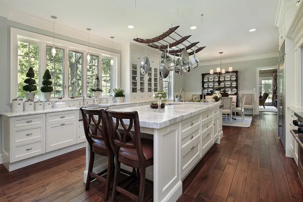 Küche mit weißer Granitinsel — Stockfoto
