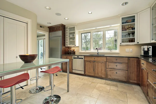 Cozinha com mesa de vidro retangular — Fotografia de Stock
