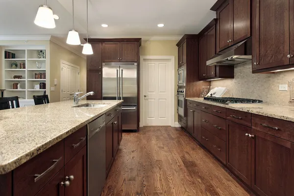 Küche mit Blick auf das Familienzimmer — Stockfoto