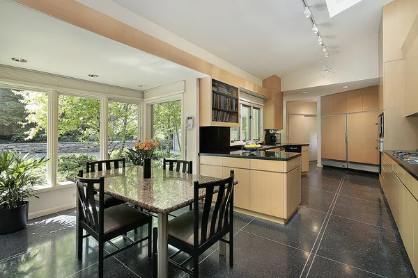 Cozinha com área de refeições com janelas — Fotografia de Stock